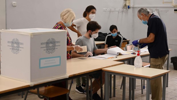 Con amplia participación, los italianos apoyaron la reducción del Parlamento