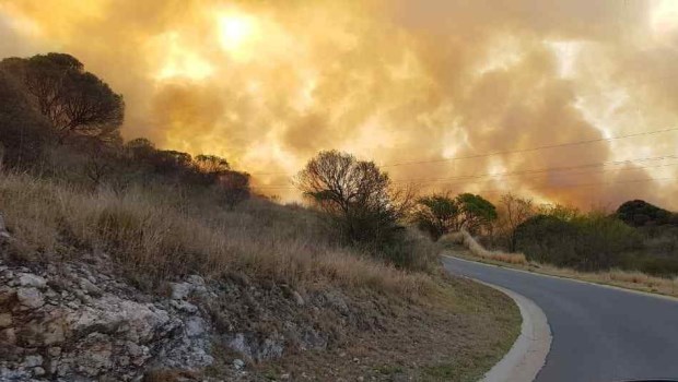 Veintiséis evacuados y 3 bomberos heridos por un incendio forestal en un barrio de Villa Carlos Paz