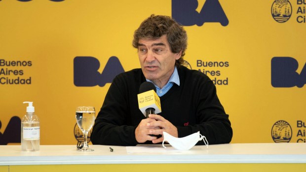 Quirós anticipó que la vacuna contra el coronavirus recién llegará «a todo el mundo» en 2022