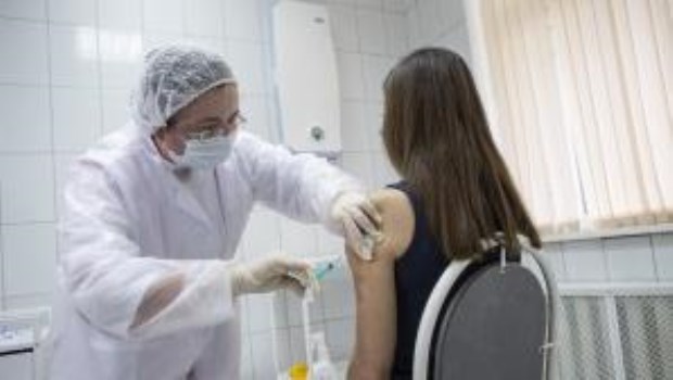 Rusia prueba su vacuna en grupo de riesgo y China anuncia que aplicará masivamente la suya a principios de 2021