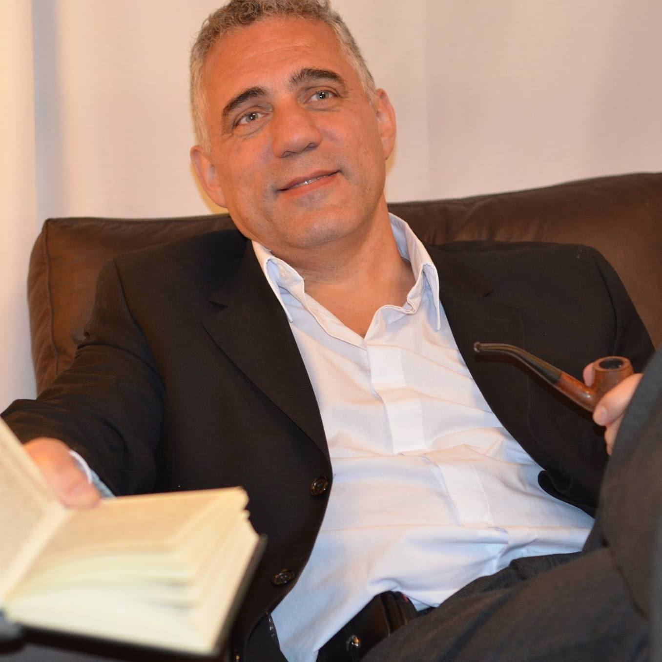 Solicitan donantes de plasma para el reconocido psicólogo Gabriel Olivo