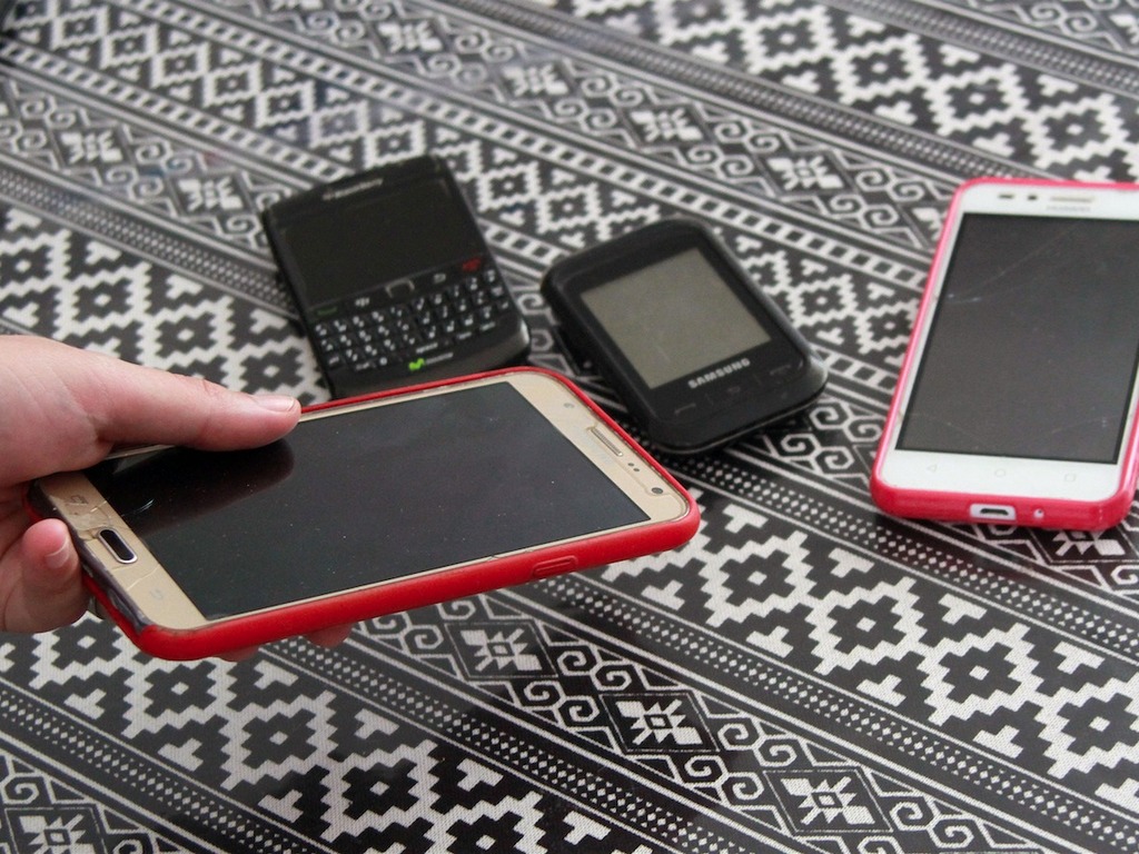 Celulares secuestrados en la Aduana serán donados a alumnos