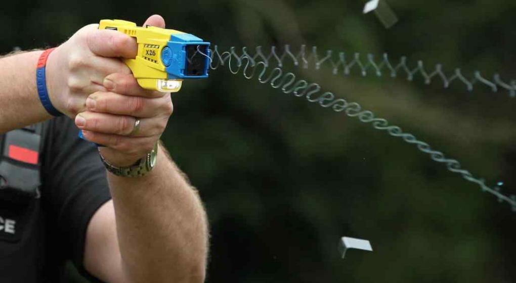 Aseguran que las provincias «no necesitan autorización» de Nación para implementar las pistolas Taser