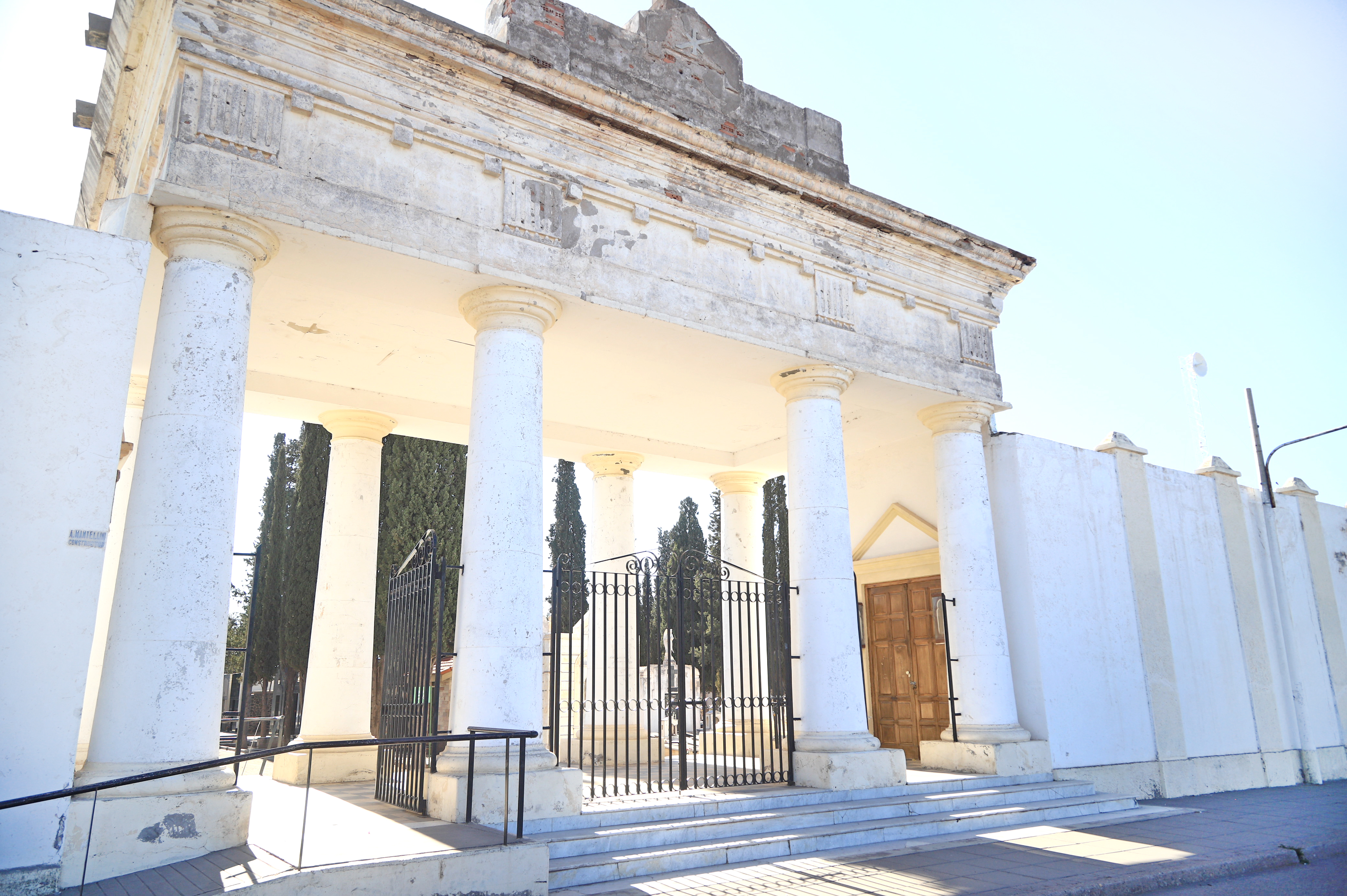 El Cementerio Central amplía su horario para las visitas