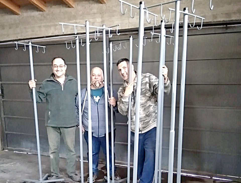 Docentes de la escuela Merín  realizaron soportes para el suero  destinados al hospital Schestakow