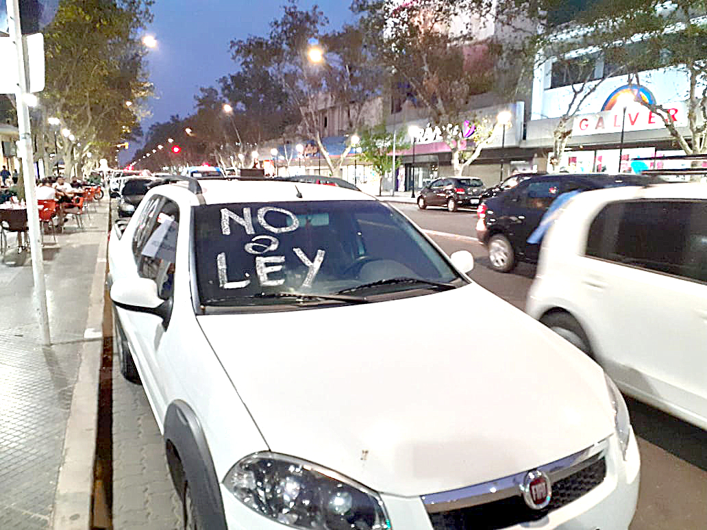 Ayer se realizó una  caravana rechazando el proyecto de ley de educación provincial