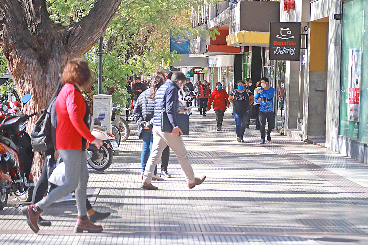 Piden reducir la circulación  para evitar el impacto  económico de volver de fase