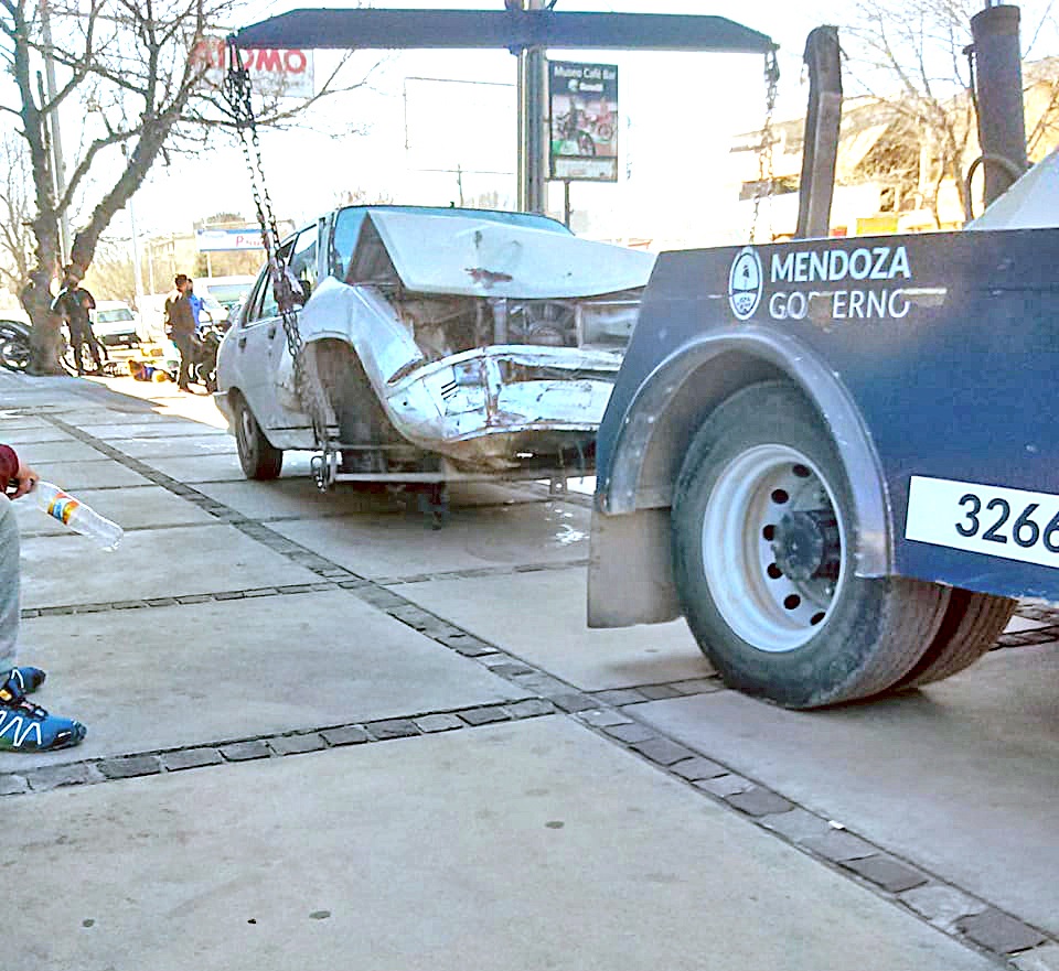 Evadió un control y terminó  chocando contra una pared