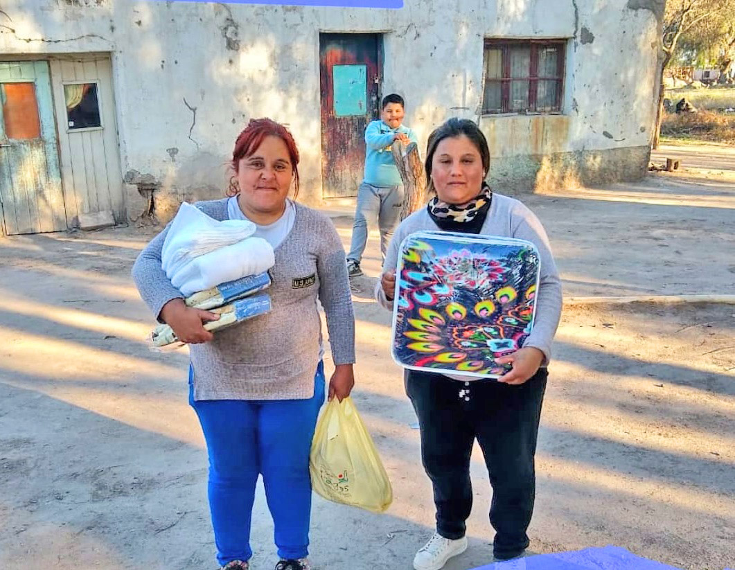 Cáritas entregó más frazadas  y acolchados en su campaña  contra el frío