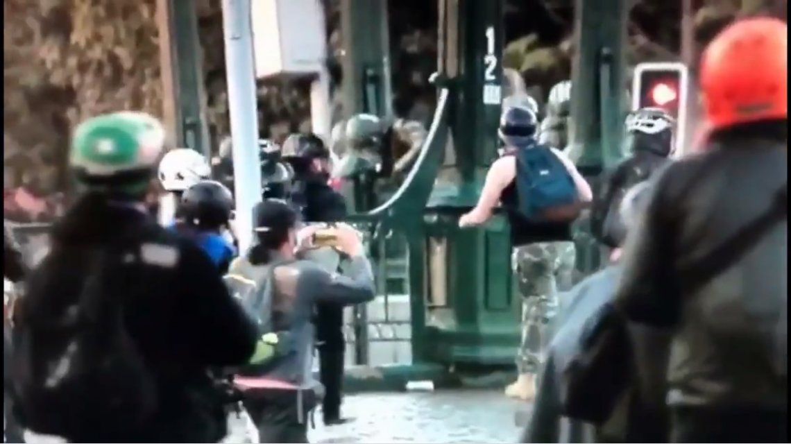Detuvieron a un carabinero de Chile sospechado de lanzar al río a un chico desde un puente