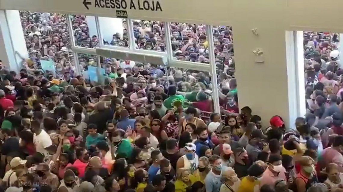 VIDEO: Escándalo en Brasil por una impresionante avalancha de gente en un shopping