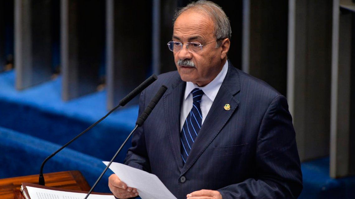 Jair Bolsonaro destituyó al senador que se escondió dinero en las nalgas