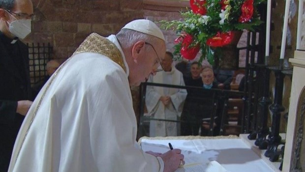 El papa Francisco firma su tercera encíclica al celebrar una misa en Asís en su primera salida fuera de Roma