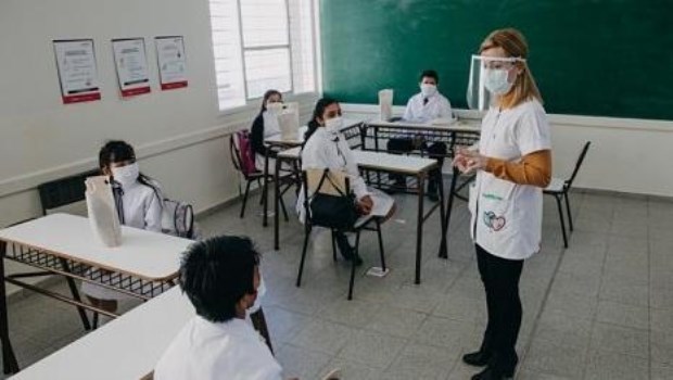 Los docentes avisan que quieren dar clases pero cuando bajen los casos