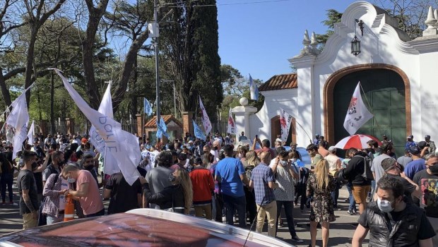 Olivos: hubo tensión y cruces entre manifestantes a favor y en contra del Gobierno