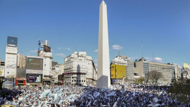 Masivo «banderazo» contra el Gobierno en el Obelisco y distintos puntos del país