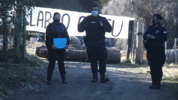 Río Negro: desalojaron la toma en El Foyel y agredieron a la gobernadora en la ruta 40