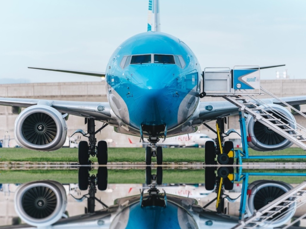 El primer vuelo regular programado es Ezeiza-Mendoza