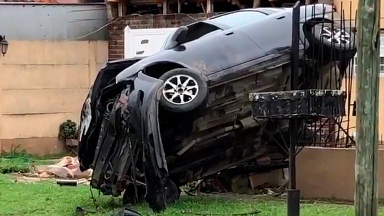 Dos hermanos de 11 y 14 años le sacaron el auto a su papá, perdieron el control y lo incrustaron contra una casa en Villa de Mayo