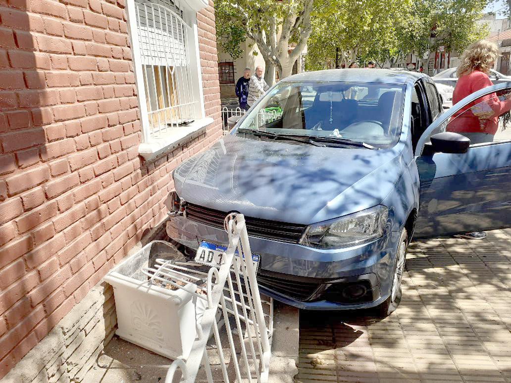 Accidente vial: un auto terminó “incrustado”  en las rejas de una vivienda