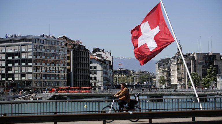 Una ciudad en Suiza aprobó el salario mínimo más alto del mundo