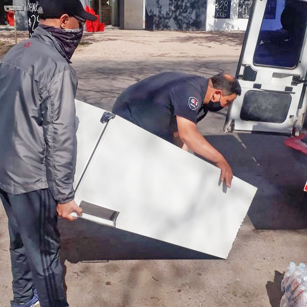 El Club de Leones entregó  una heladera al merendero  de Villa Atuel