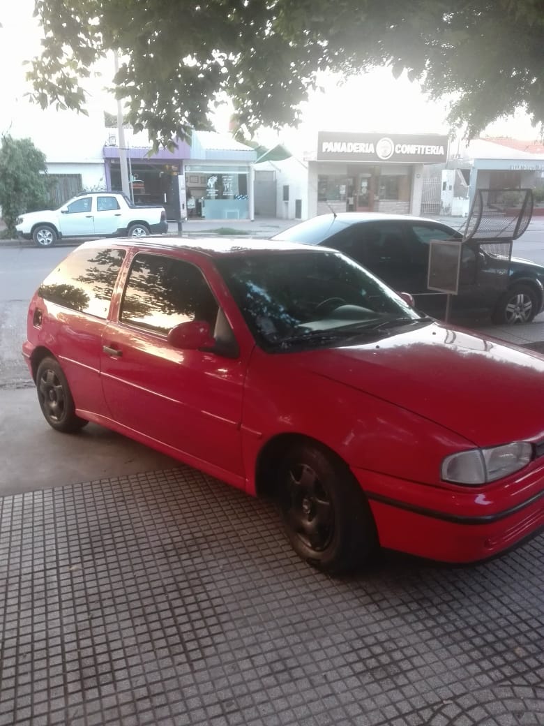 Robaron un automóvil en plena ciudad y los detuvieron