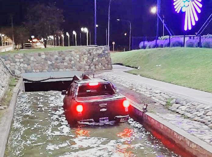 Iba alcoholizado y quedó dentro  del canal con su camioneta