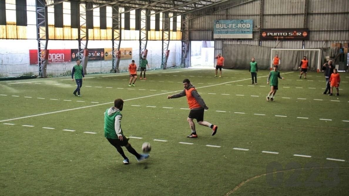 Los dueños de predios de canchas  de fútbol reclaman abrir