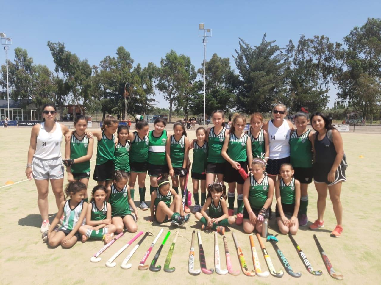 El Club Maristas renovó esfuerzos y sigue con su colonia de hockey gratuita