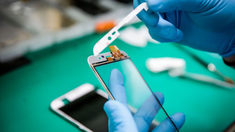 Sigue el éxodo de empresas: uno de los mayores fabricantes de celulares se va de la Argentina