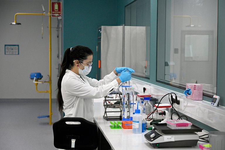 Científicos de la Universidad de Oxford desarrollaron un test de COVID-19 que da resultados en 5 minutos