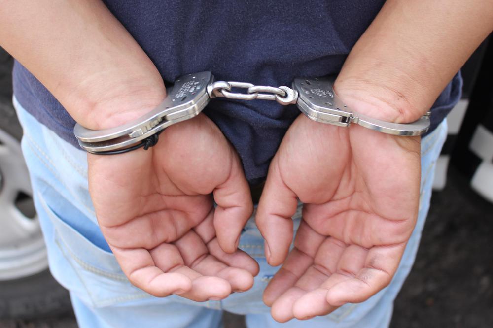 Lo sorpredieron intentando robar una licoreria y lo detuvieron