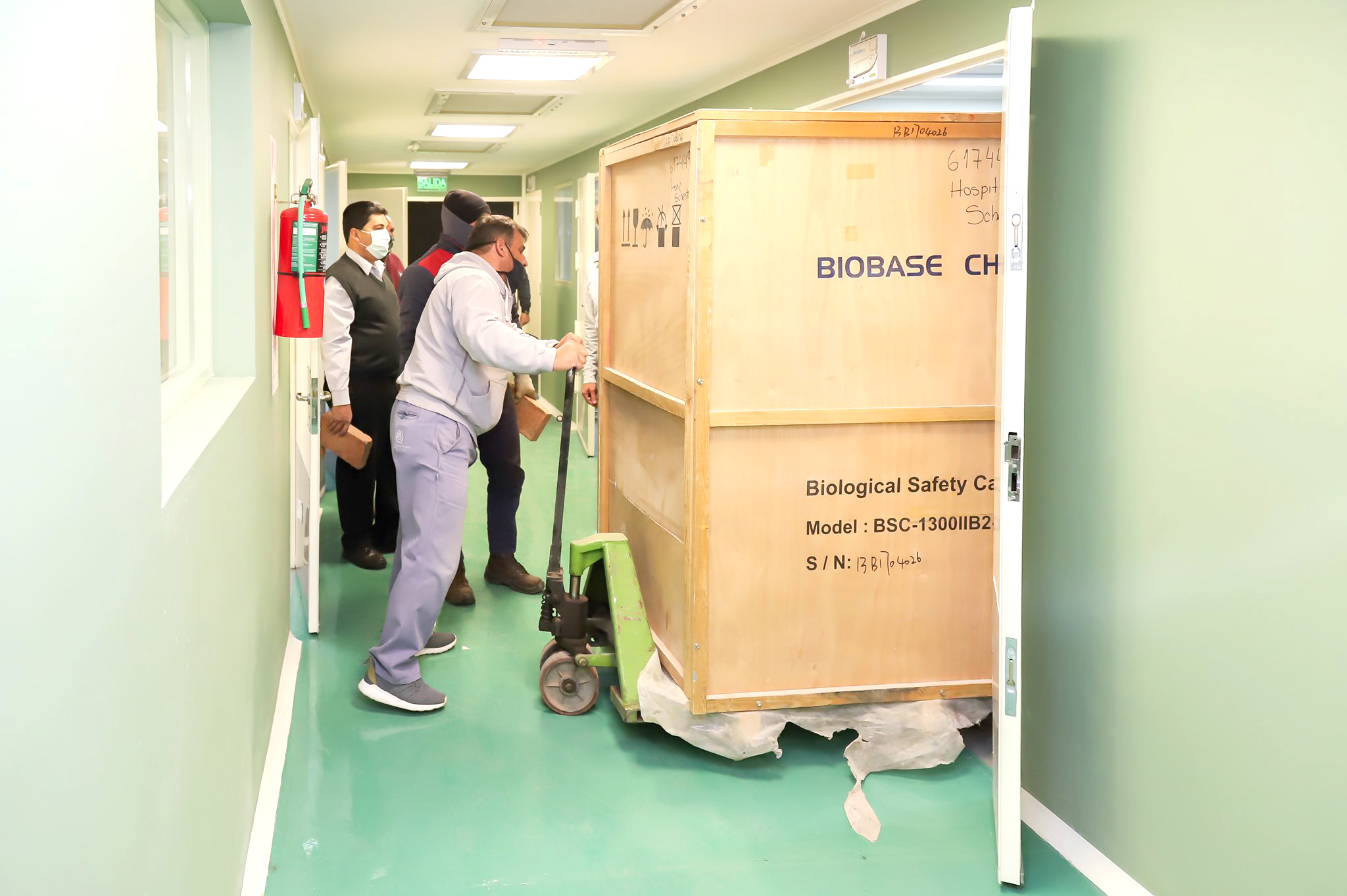 Con el arribo de la campana de extracción, avanza la instalación del segundo  laboratorio Covid-19