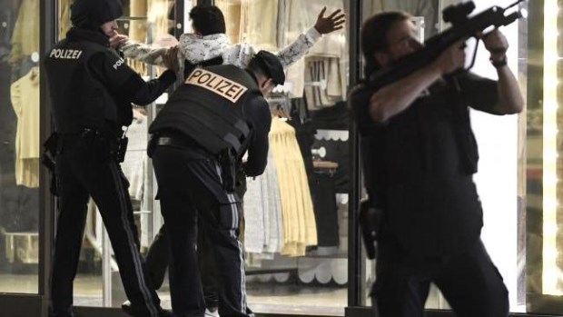Dos muertos y 15 heridos en un atentado terrorista múltiple en el centro de Viena