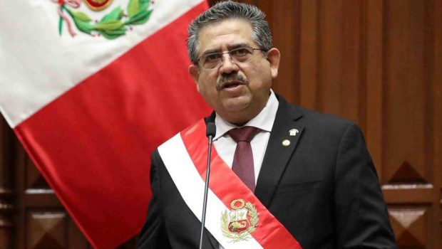 Merino renunció como presidente interino de Perú tras manifestaciones