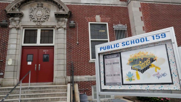 Nueva York vuelve a cerrar sus escuelas ante el avance del COVID