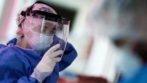 EE.UU.: récord de casos de coronavirus, alarma sanitaria y toque de queda en California