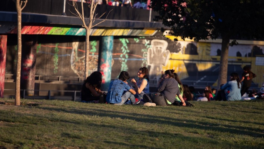 Video: cientos de jóvenes coparon el Parque Central y hubo cruces con la Policía