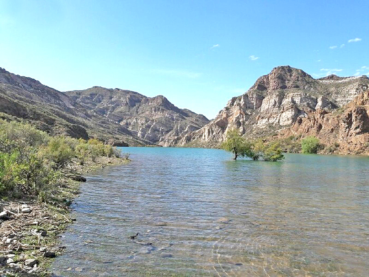 Dos chicas fueron rescatadas tras una  creciente de agua en el dique Los Reyunos
