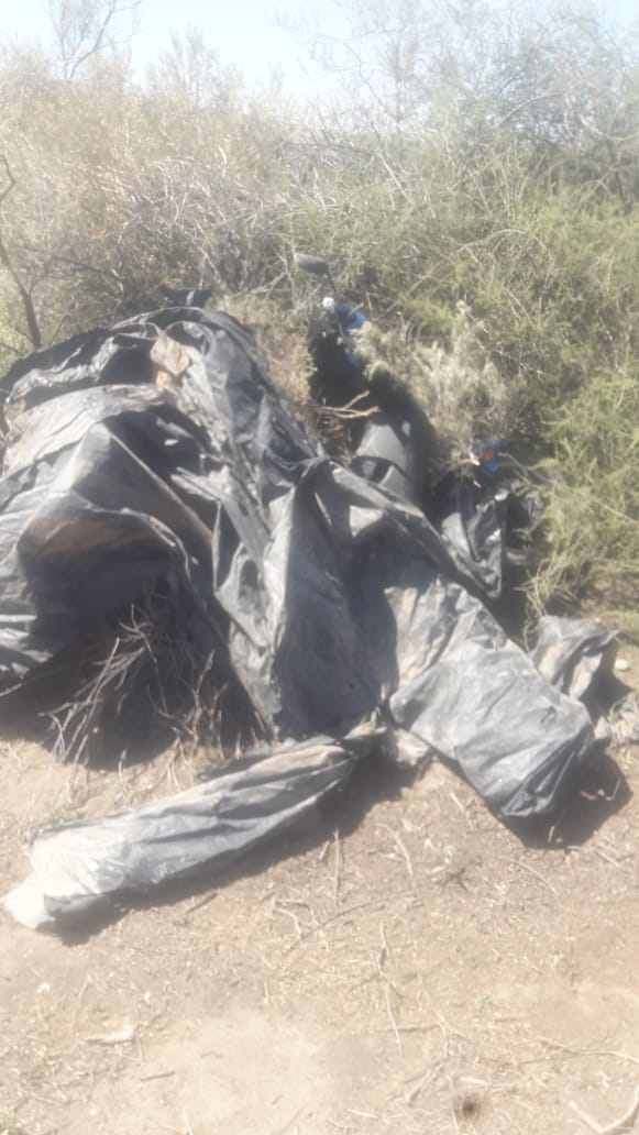 La policía encontró, debajo de unas bolsas, una moto robada