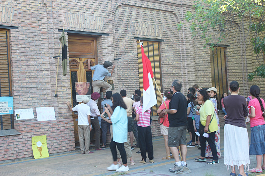 Fieles del Sur se manifestaron nuevamente contra  el cierre del Seminario