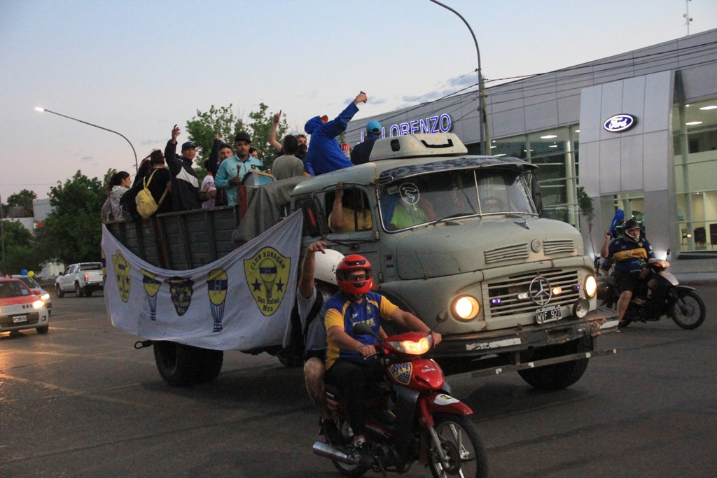 Huracán celebró sus 95 años con una caravana multitudinaria por toda la ciudad