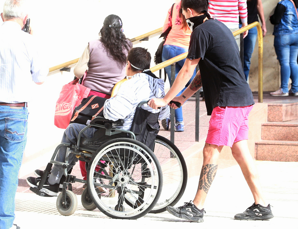 Iniciativa para dar capacitaciones  obligatorias en derechos de personas  con discapacidad