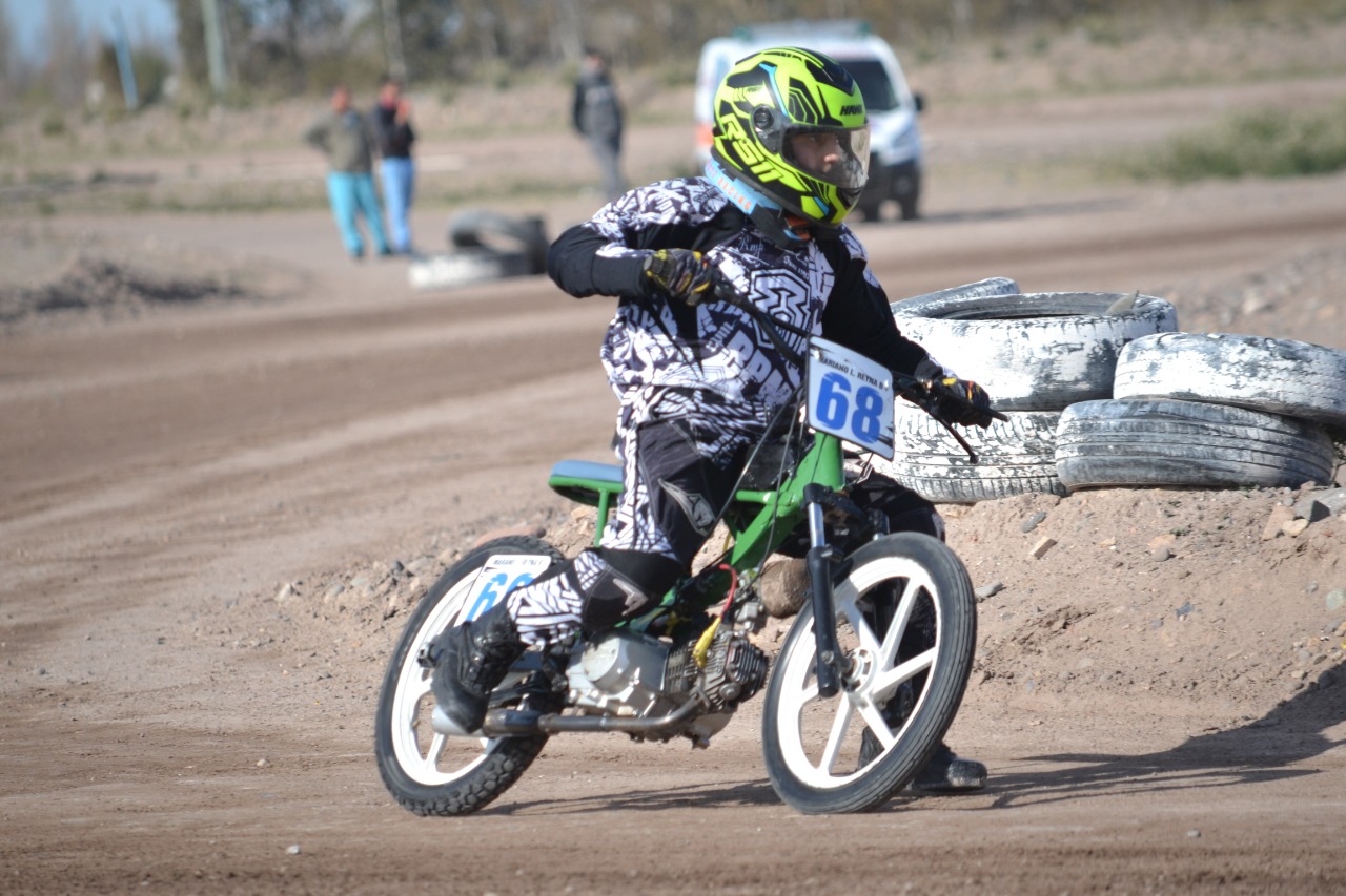 Pruebas libres de motos en el óvalo de tierra del ASA
