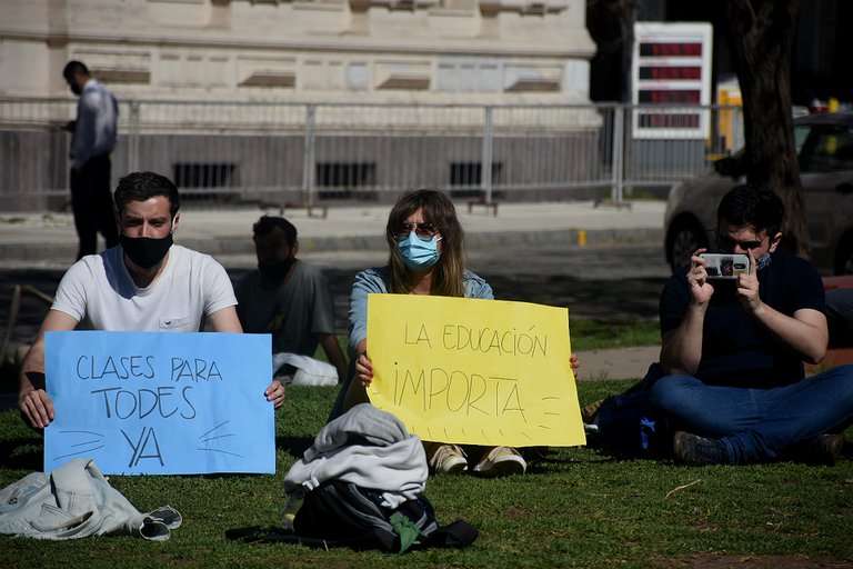 Un grupo de padres presentó un amparo en la Justicia para que vuelvan las clases presenciales en Buenos Aires
