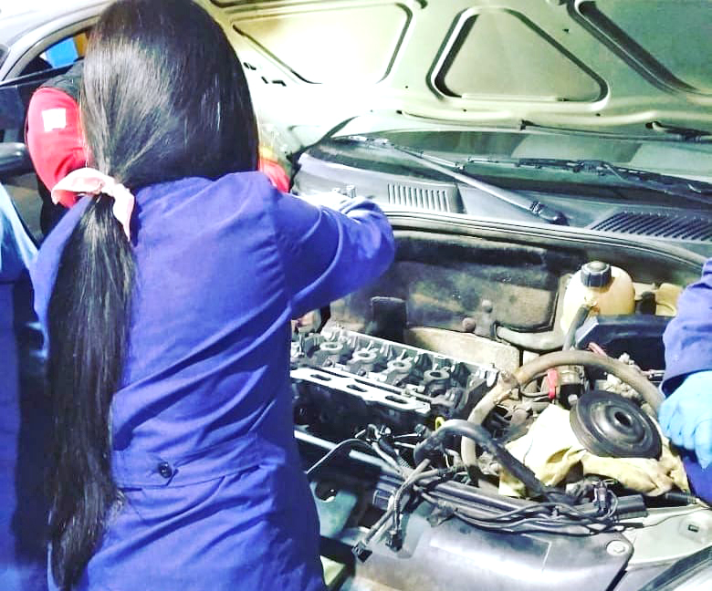 Rompiendo moldes: Carla tiene 24 años  y se egresó de  auxiliar mecánica