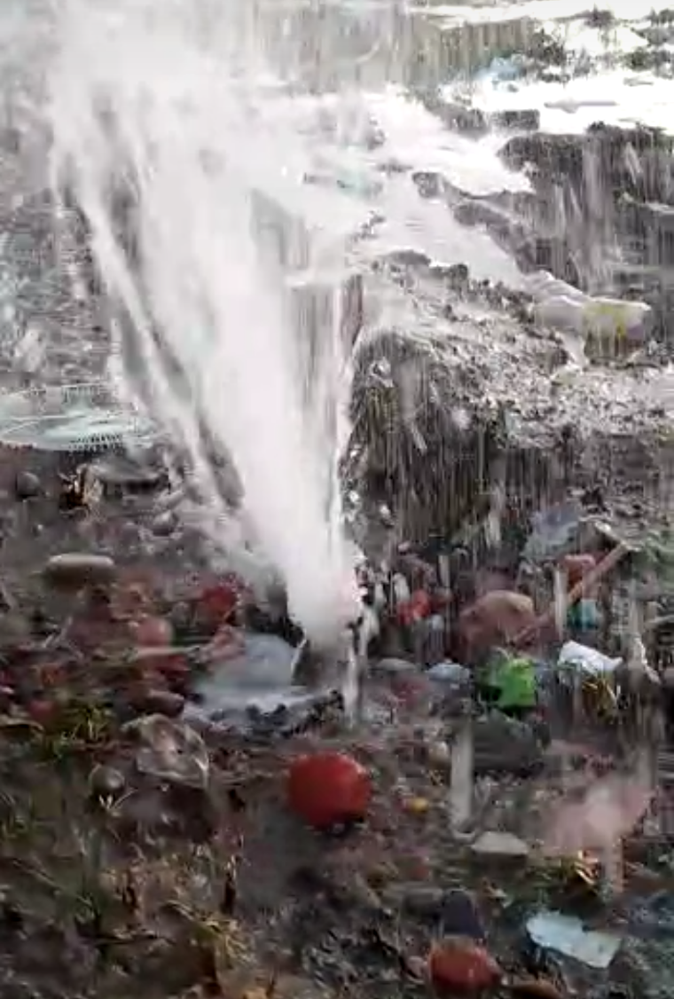 Vecinos reclaman por una pérdida  de agua en el barrio Los Filtros