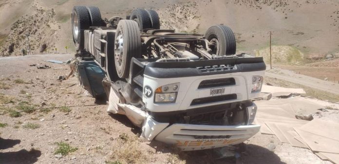 Un camionero murió tras volcar en la Curva del Yeso en Uspallata