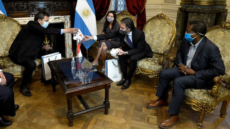 Quiénes son los funcionarios que debieron aislarse a raíz del contagio de coronavirus del “jefe de misión” del FMI en la Argentina